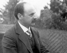 Black and white side profile photo of Karl Schwarzschild